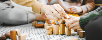 Une famille joue avec des pièces de construction